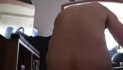 Büyük dildoya biniyor