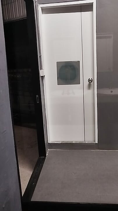 FN120 La porte du bonheur dans la salle de bain