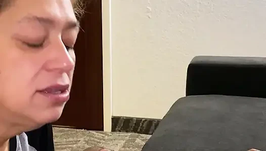 Жена шлюшка сосет черный член в настоящем любительском видео