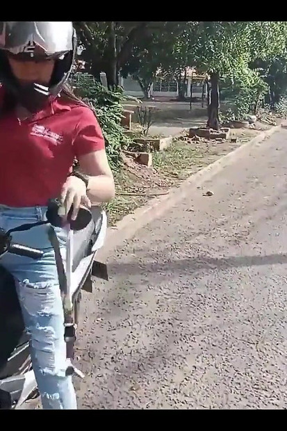 ساعدت شخصا غريبا في إصلاح دراجتها النارية وهي تكافئني بكسها الجزء الأول