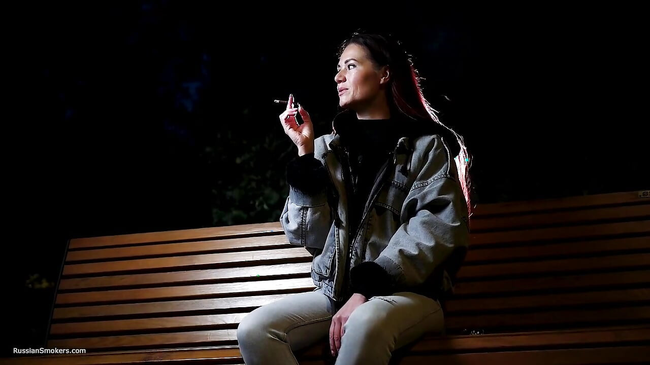 性感的俄羅斯美女在海邊抽煙