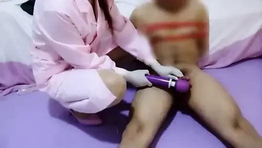 Enfermera asiática de guantes