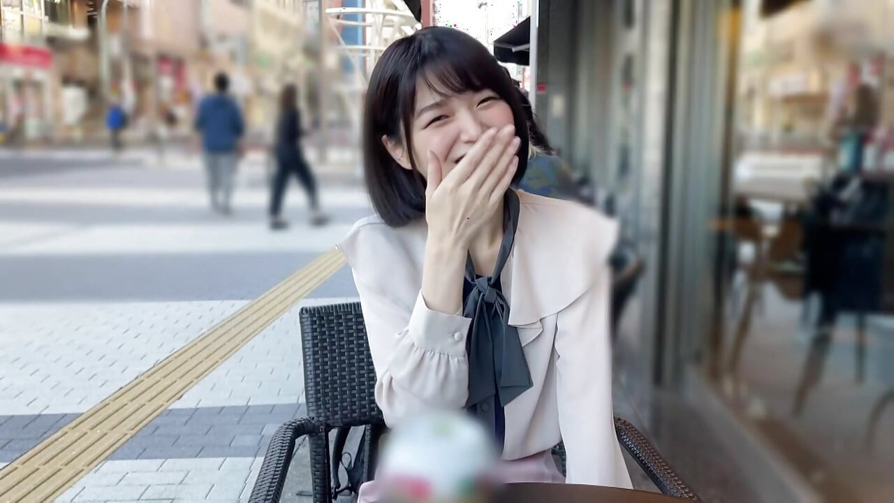 A118F01 A classic idol-level small face and a cheerful smile with a natural girl in a private shoot at a love hotel! A cute smile and a facial finish!