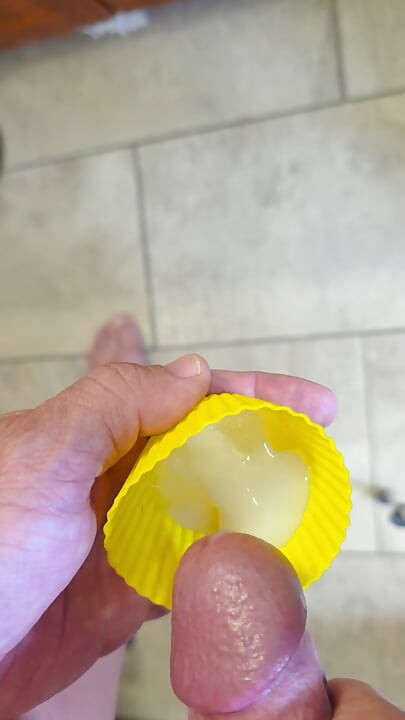 Dedos gorditos cubiertos de chorros de semen