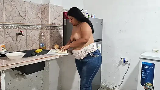 Pandora раздевается и готовит еду голышом