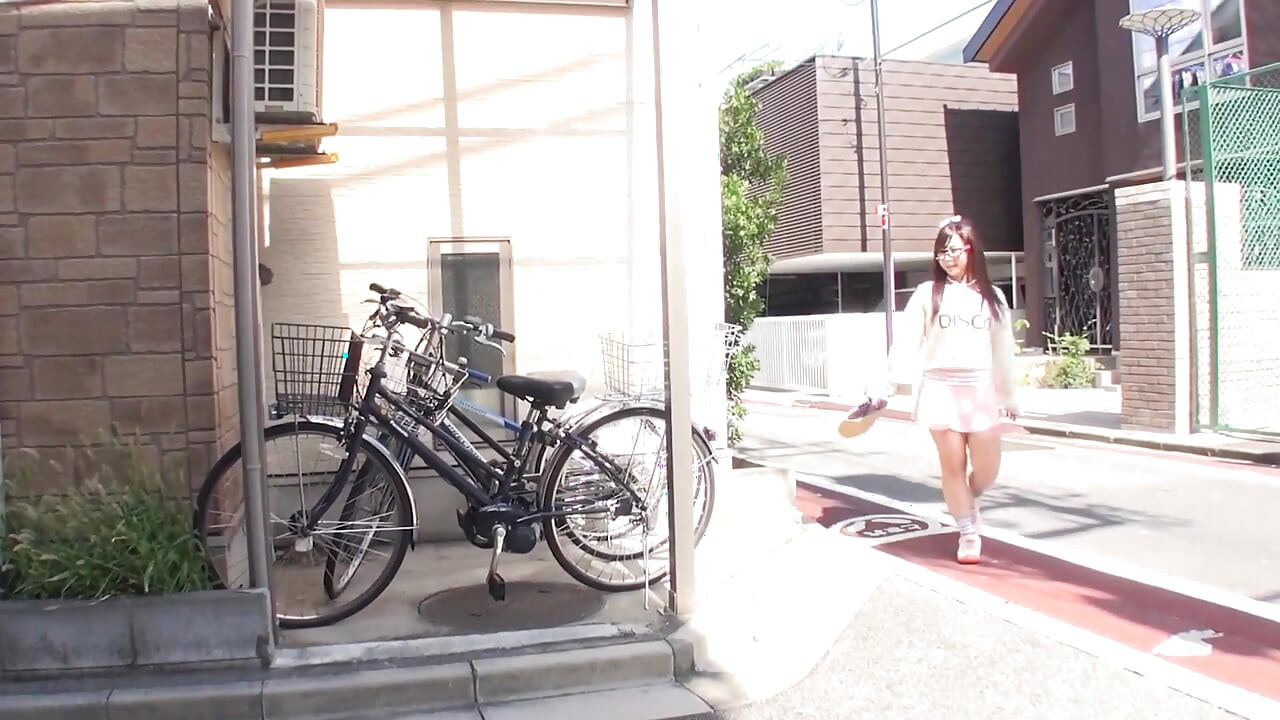 穿着内裤的日本少女Sayaka Takahshi享受假阳具, 然后是大鸡巴
