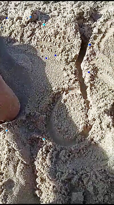 Pe plaja nudistă excitată arătându-mi picioarele