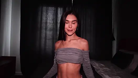 Das Europäische Modell Hat Sich Auf Eine Live-übertragung, Heißen Sex Und Ein Kurzes Interview Geeinigt.