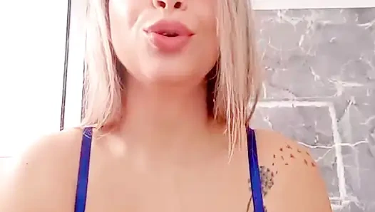 Ateşli üvey anne orgazm olana ve inleyene kadar mastürbasyon yapıyor, böylece üvey oğlu her şeyi duyabiliyor