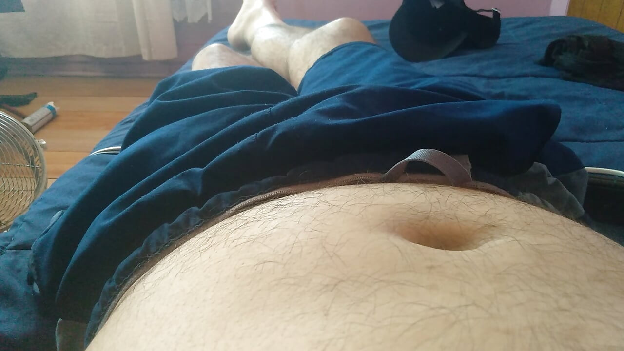 Γκέι άντρας απλά αρπάζει τον τεράστιο, όρθιο πούτσο του