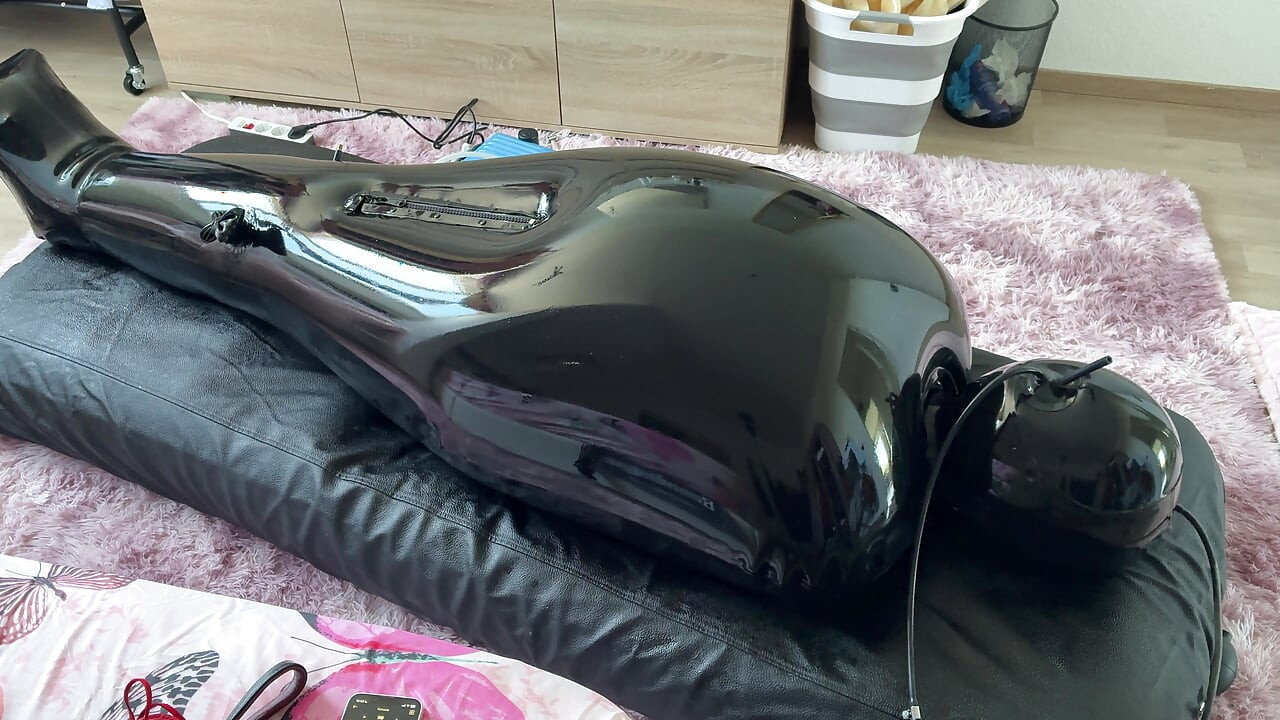 Ehefrau treibt ihren Ehemann mit ESTIM im Aufblasbaren Ganzkörper Latex Bondage Sack zum Wahnsinn - Extrem Edging - Eingeschränkte Atmung