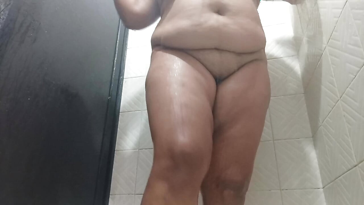 Tombul evli kadın duşta