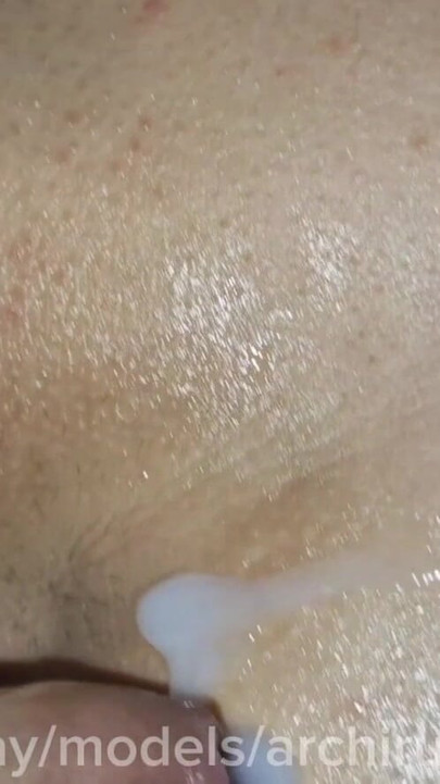 初めて、ビッチが大きくて太いペニスを裸でイカせる! | クリップ 2