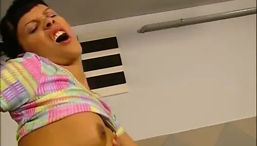 Молодую винтажную девушку с тугой киской трахнули и камшот в рот от большого члена