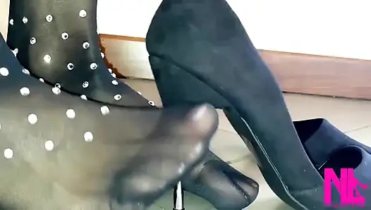 Siyah wolford külotlu çorap ve metal topuklu siyah pompalarla şehvetli sarkma ve baştan çıkarıcı