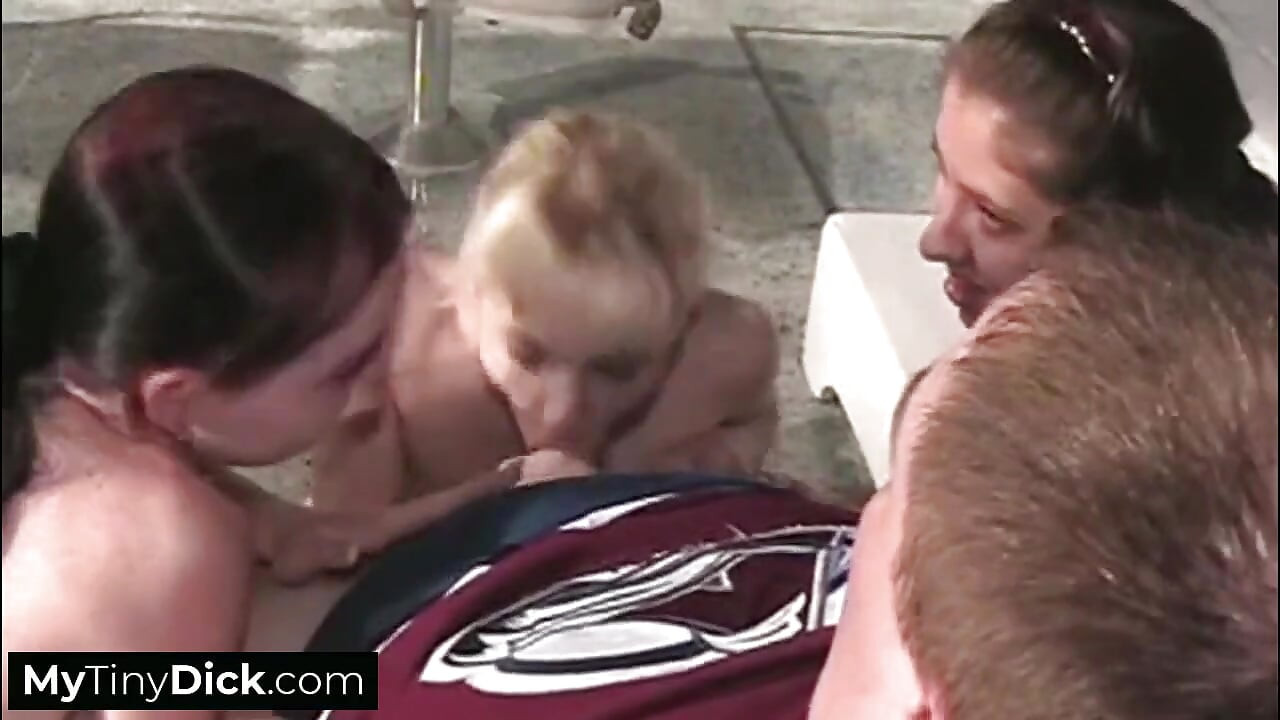 Ein glücklicher mann mit kleinem schwanz, mehrere damen blowjob