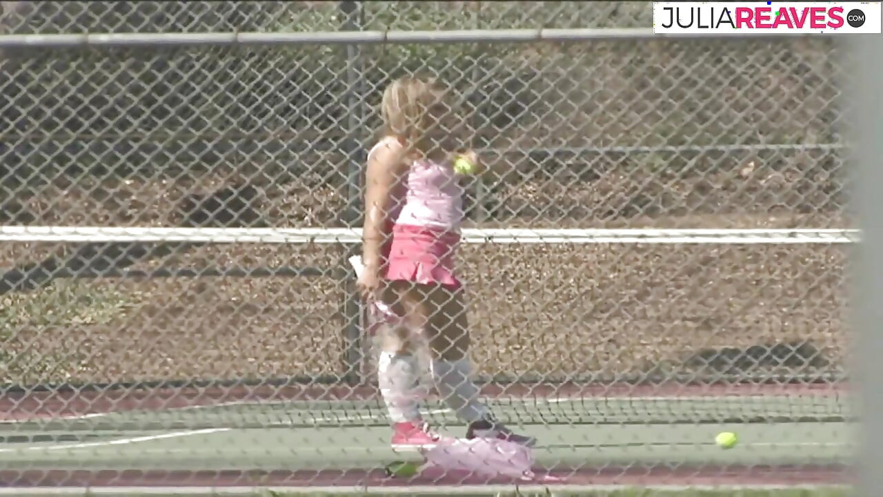 Blonda se apleacă în timp ce o pulă uriașă neagră îi împinge pizda din spate