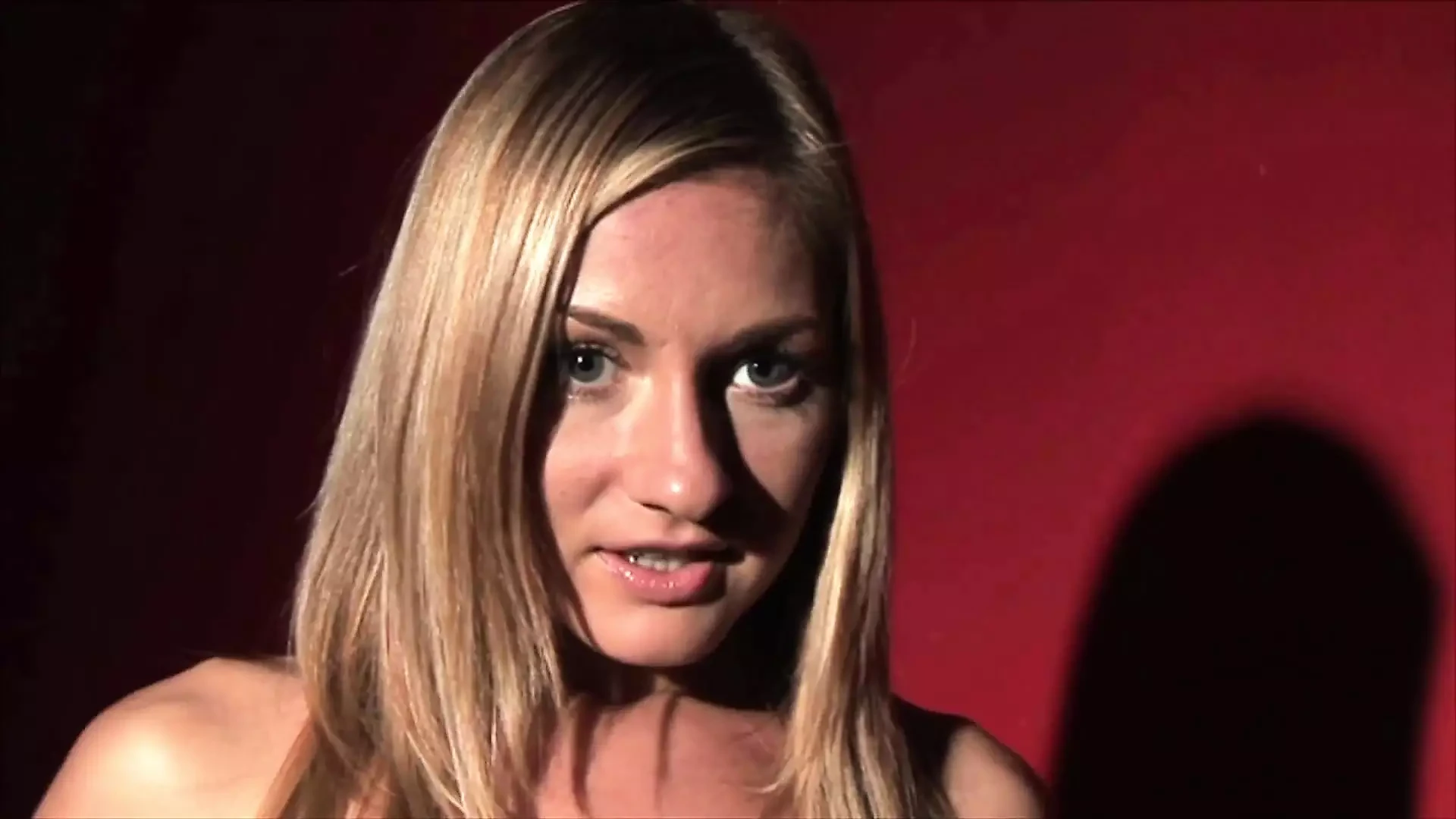 Loira sexy sub Greta é espancada por seu mestre Raimund