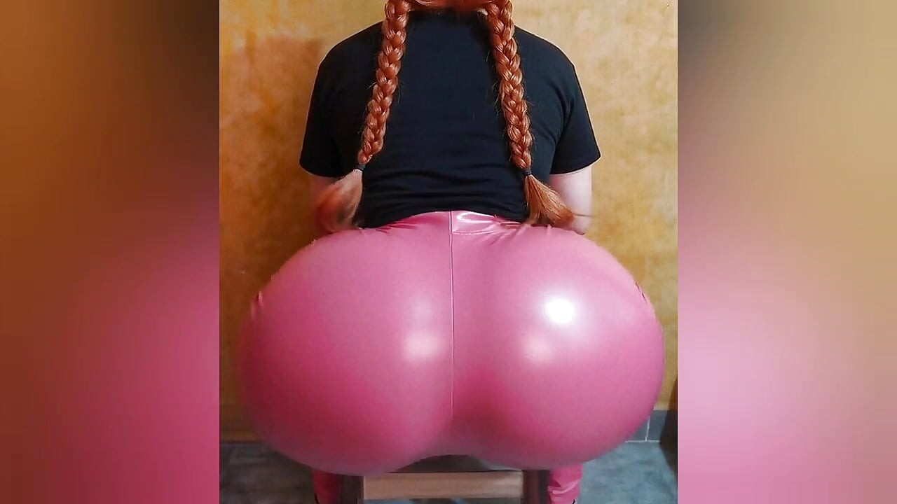 טרנסית יפה מזיזה את זה