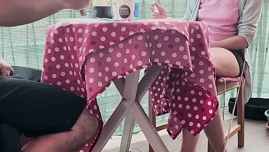 İtalyan çift derin dölleme yedikten sonra masanın altında sakso çekiyor bakış açısı