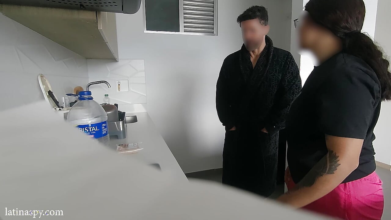 Κουζίνα με λατινικά βυζιά μέρος 1