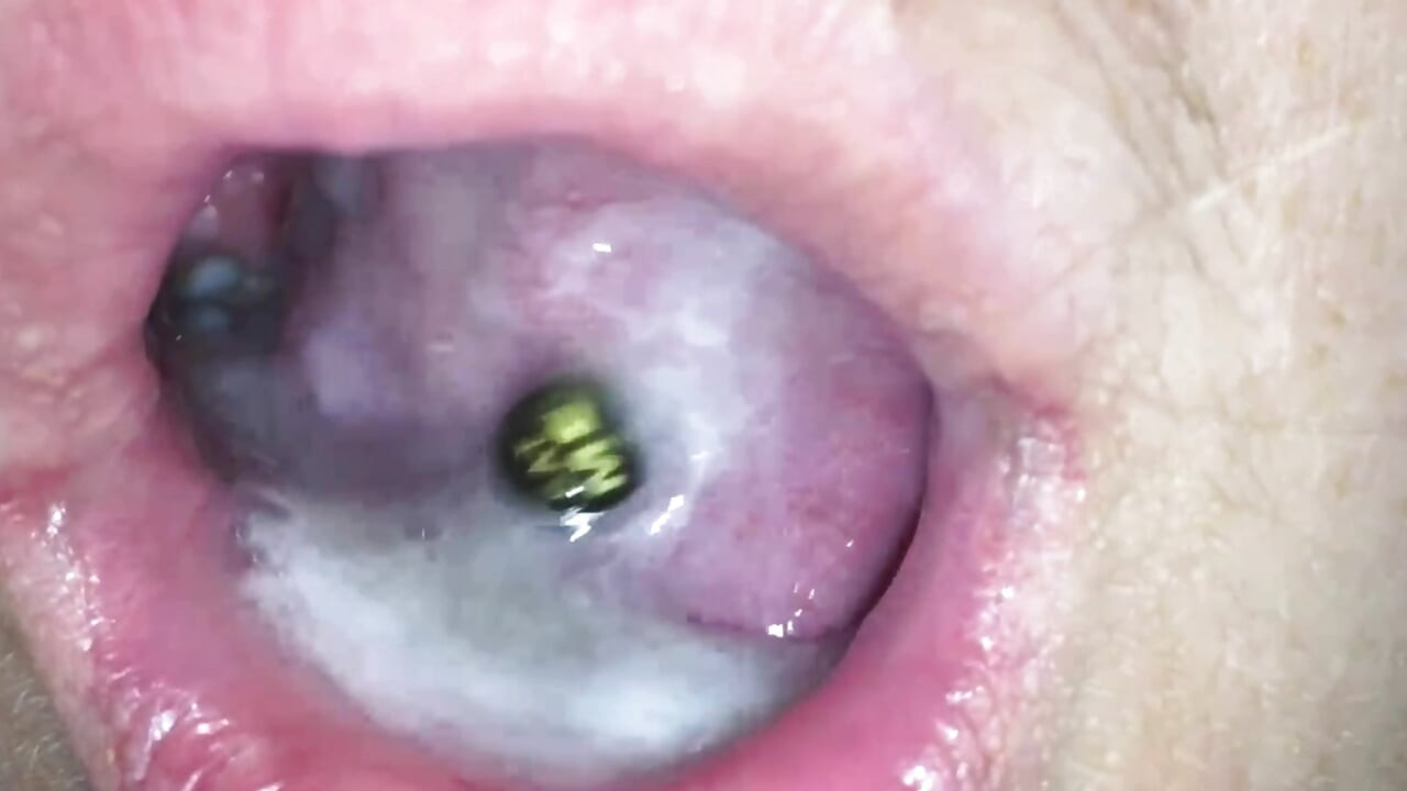 Min kone suttede en behåret hård pik og viste mig derefter sin mund af sperm, før hun slugte