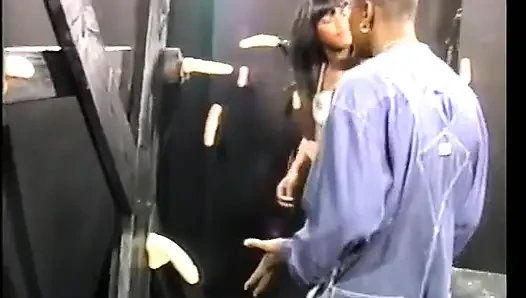 Afrikanische brünette schmeckt schwarzen schwanz und trinkt den warmen saft
