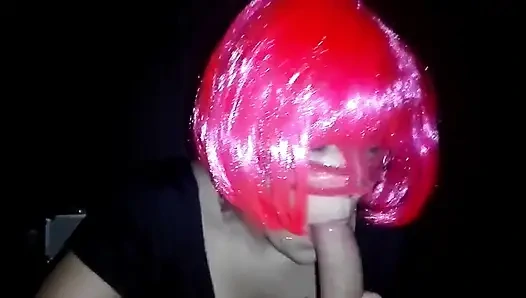 Горячая горничная сосет член и кончает в хвост