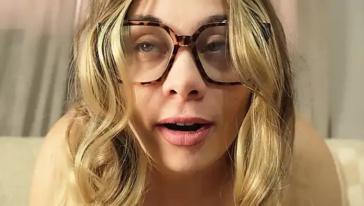 Сводная сестра в очках блондинка пердит, потому что у нее болит живот, поэтому она пердит, затем делает киску верблюжьей лапки ее трусиками и мастурбирует