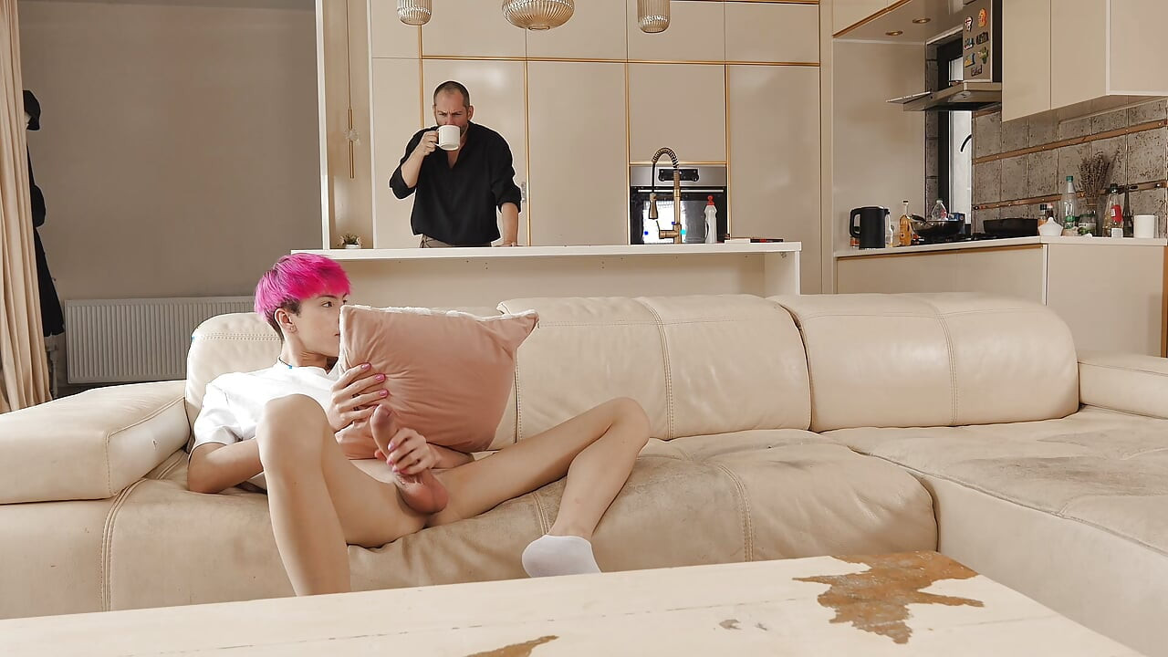 계부가 제가 자위하는 걸 발견하고 세게 박았어요