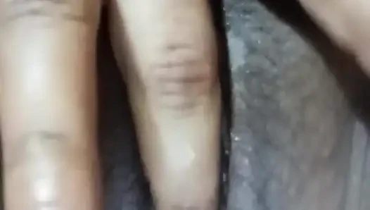 Одинокая девушка трахает пальцами в ее киску, и получает удовольствие