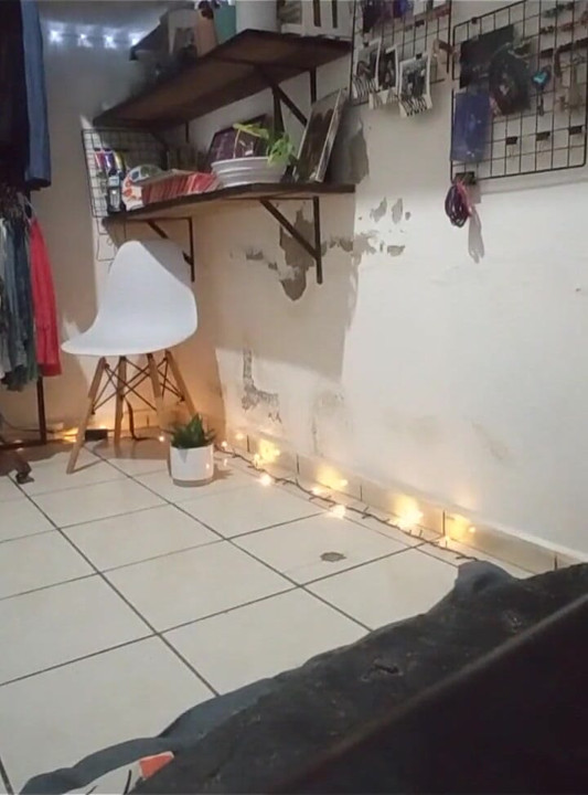 Rabuda morena mexicana dobrando roupas em fio dental