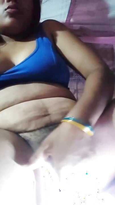 Gudi Bhabhi put her finger in her pussy when she remembered her husband at home, she put her finger in her pussy and removed the water from the pussy, it looks very good.