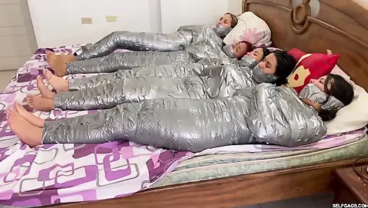 5 mumyalanmış kız boğuşuyor ve ağzı tıkalı!