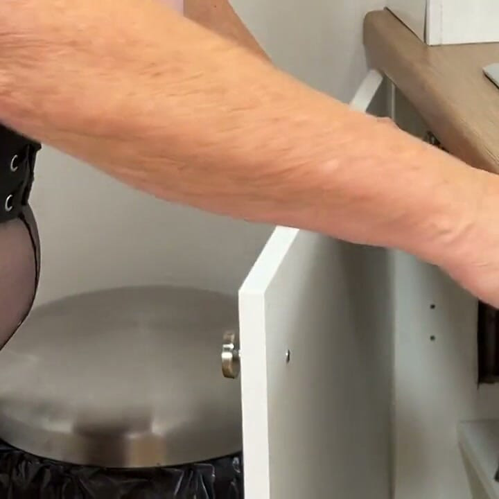 Mrs Mature Feet in the Kitchen 536