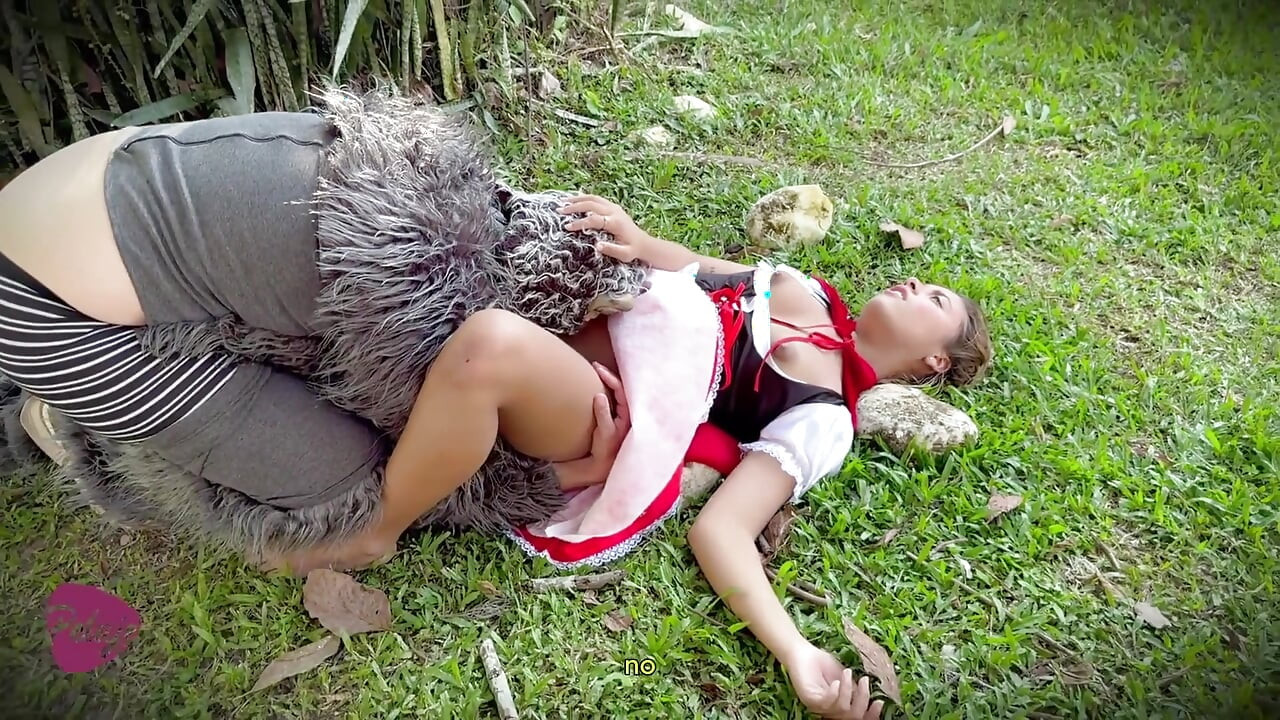 La caperucita roja se perdió en el bosque y fue hecha para chupar la polla por el gran lobo malo
