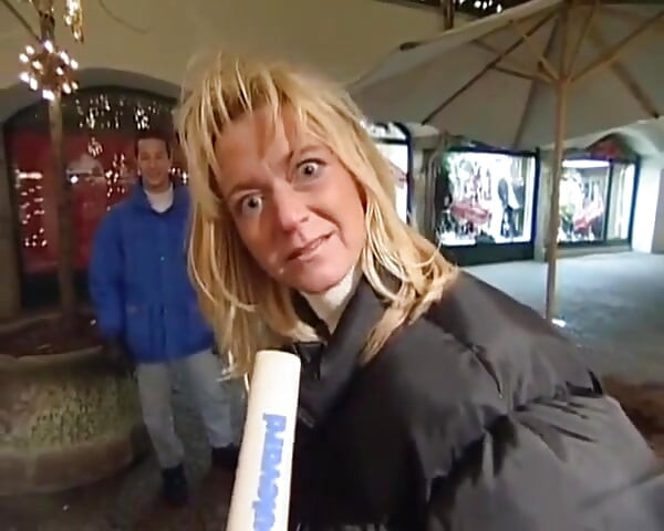 La matrigna tedesca tettona scopata le fa venire il figliastro usando le sue tette