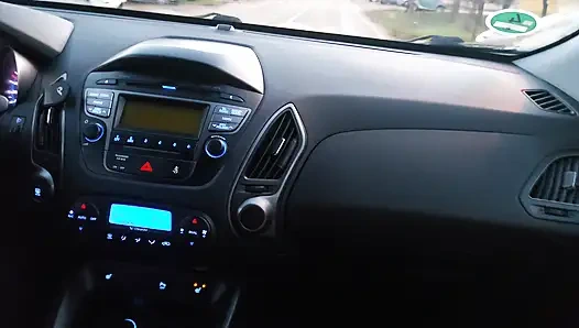 Çoraplı ateşli orta yaşlı seksi kadın arabada bir taksi şoförünü baştan çıkarıyor