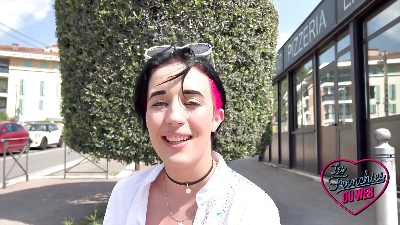 Leila, nevaljala devojka koja zaista želi da okusi dva kurca