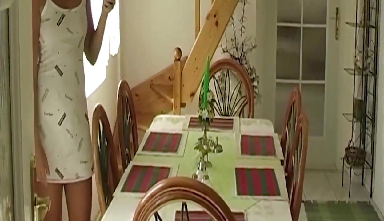 משרתות לסביות מלקקות אחת את השנייה על ספסל עץ