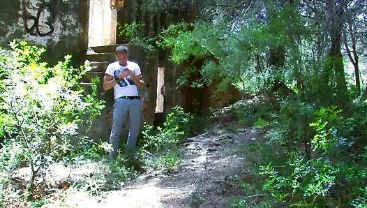 Сексуальная добыча в лесу для плохого и возбужденного мужика