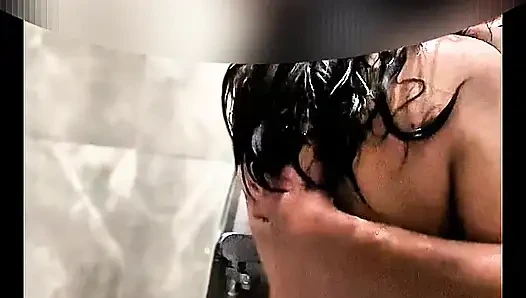 Betrügender badezimmer-sex mit einer desi stiefschwester