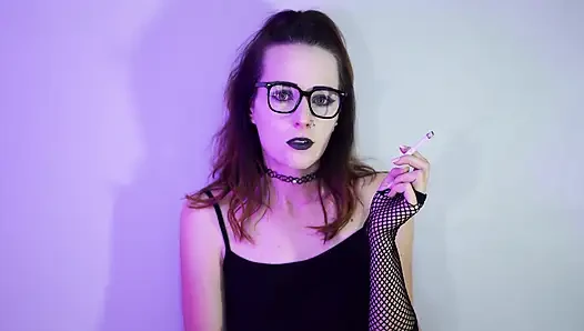 Gotik kız file çorap içinde sigara içiyor