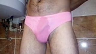 Piscio in mutandine rosa