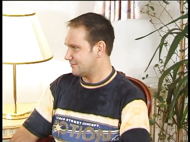 Sexy holka jezdí na obrovském ptákovi, zatímco saje jiného k výstřiku
