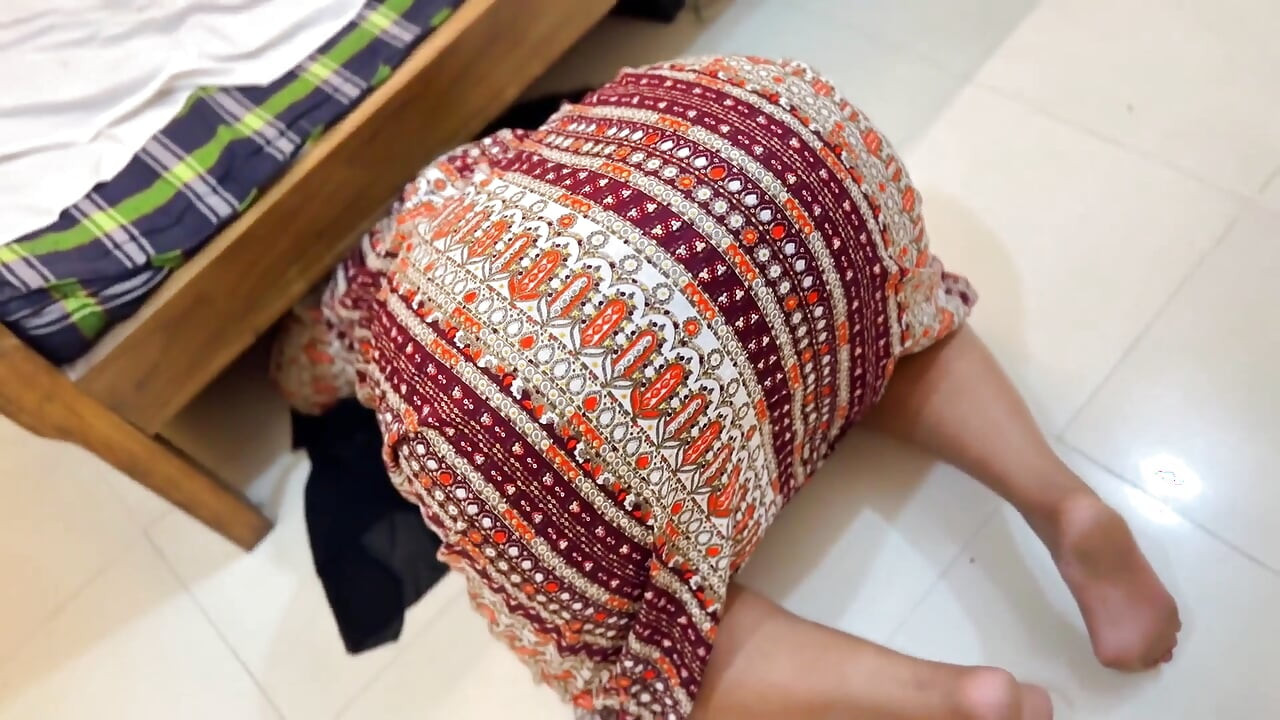 Egypt Beautiful Big Ass Curvy Muslim Hot Stepmom Stuck Under Bed Then She Want Anal Fuck From Me!
