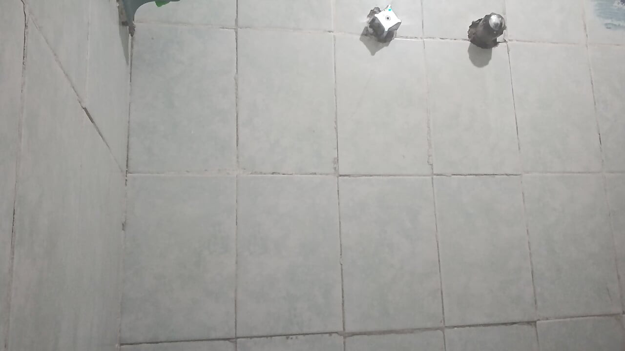 Je passe un bon moment à me masturber sous la douche pendant que je me baigne dans une belle eau tiède