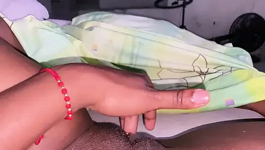 HIZMETÇI YENI VIBRATÖRÜYLE ıSLANıYOR
