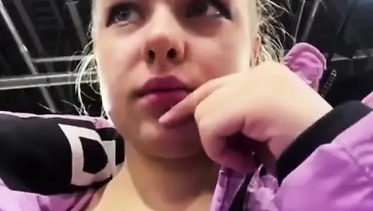 Мастурбация и вибрация киски в раздевалке