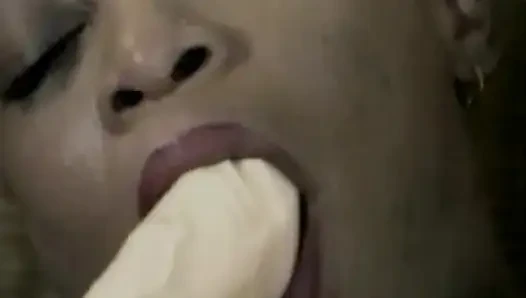 Cewek mungil kulit hitam asal perancis lagi asik muasin memeknya pakai mainan seks di ruangan casting bokep pertamanya